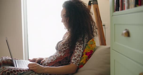 Młoda kobieta przeglądająca internet — Wideo stockowe