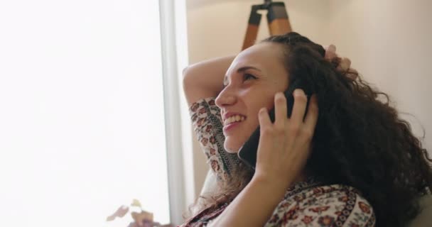 Mulher falando ao telefone, rindo — Vídeo de Stock