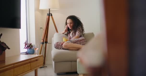 Kvinna pratar i telefon hemma — Stockvideo