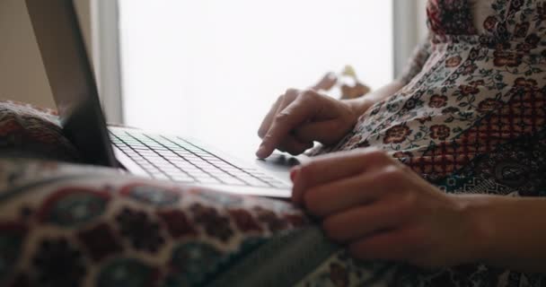 Frauenhände scrollen auf einem Laptop — Stockvideo