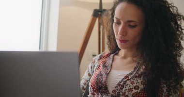 Bilgisayarda çalışan genç bir kadın.