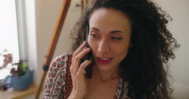 Multi mulher étnica falando ao telefone — Vídeo de Stock