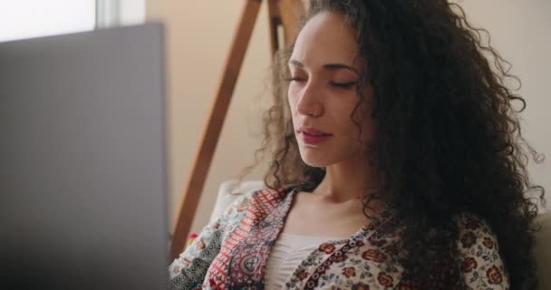 Bir kadın dizüstü bilgisayara bakıyor. — Stok video