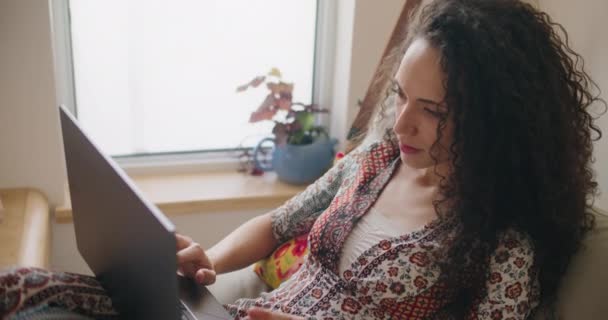 自宅のノートパソコンで働く女性 — ストック動画