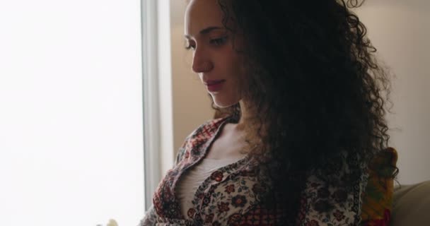Junge Frau arbeitet im Wohnzimmer — Stockvideo