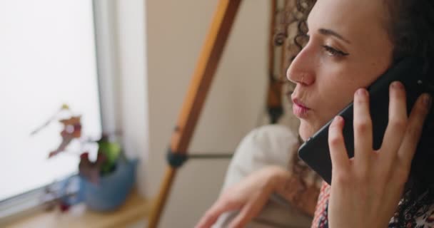 Multi mulher étnica sorrindo ao telefone — Vídeo de Stock