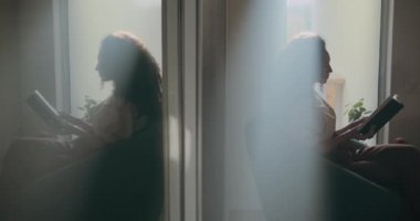 Kitap okuyan bir kadının yansıması.