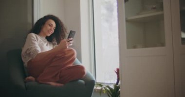 Gülümseyen ve telefondan kayan kız