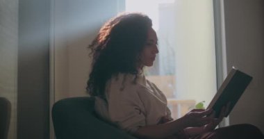 Üzerinde ışık huzmesi olan bir kadın.