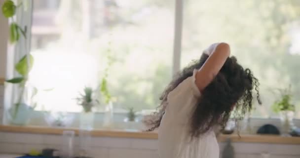 Donna che si diverte a ballare in cucina — Video Stock