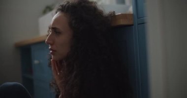 Banyo dolaplarına yaslanan bir kadın.