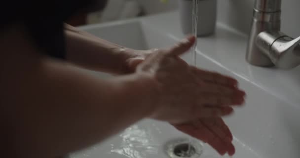 Женщина моет руки в раковине, кинематографическая. — стоковое видео