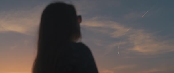 Una mujer mirando la pista del avión — Vídeos de Stock