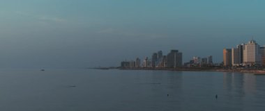 Tel Aviv 'in alacakaranlıktaki manzarası