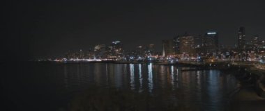 Tel Aviv şehir güvertesinin gece manzarası