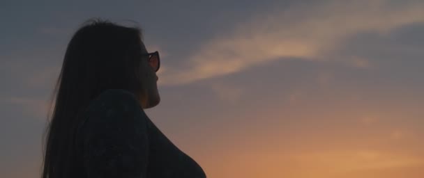 Mujer viendo hermosa puesta de sol dorada. — Vídeos de Stock