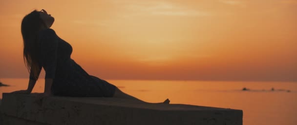 Mujer disfrutando de hermosa puesta de sol — Vídeos de Stock