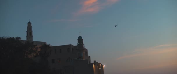 Un helicóptero vuela sobre una antigua mezquita — Vídeos de Stock