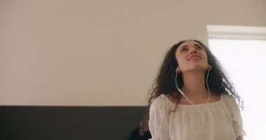 Evde dans eden güzel bir kadın.