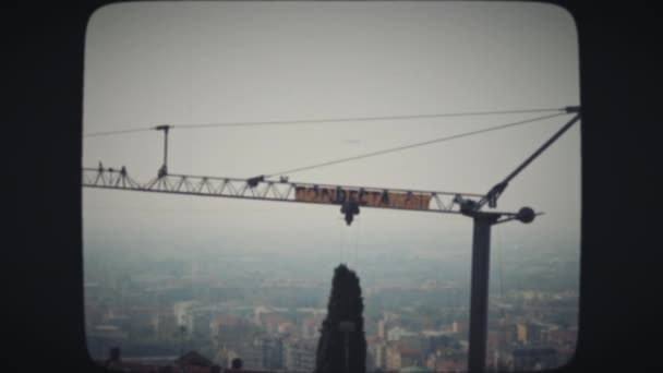 Grúa de construcción en Bérgamo, Italia — Vídeos de Stock
