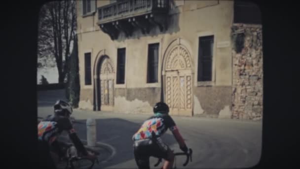 Люди катаются на велосипеде в старом городе Бергамо — стоковое видео