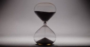 Beyaz arka planda modern bir kum saati.