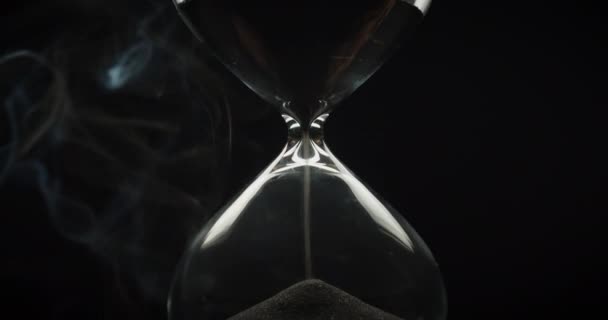 Hermoso humo que rodea un reloj de arena — Vídeos de Stock