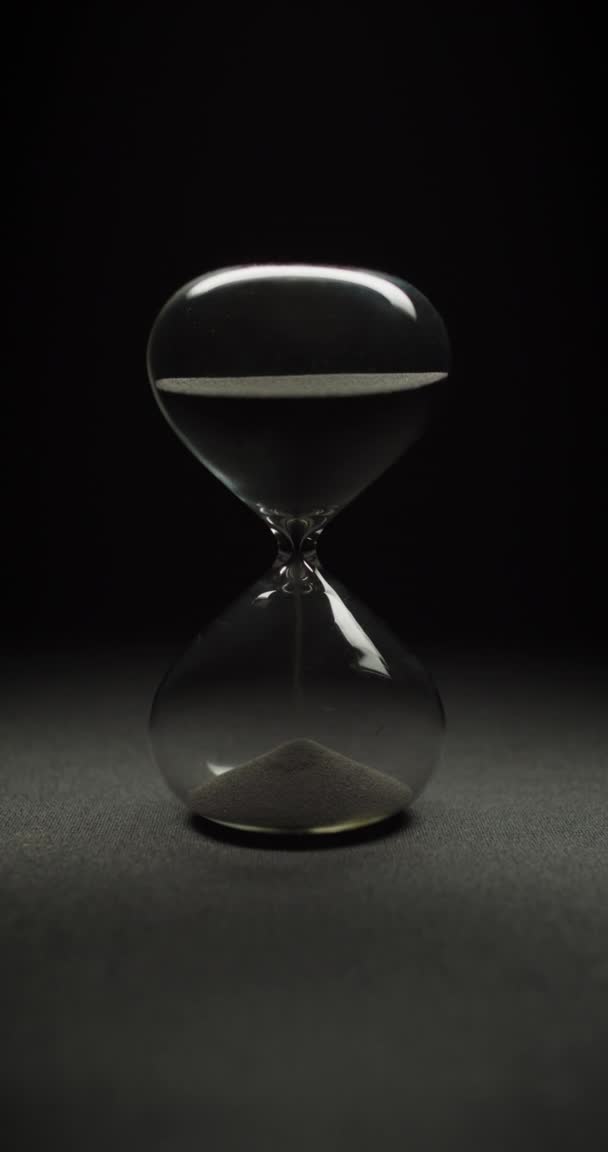 ガラスと砂時計の抽象的なショット — ストック動画