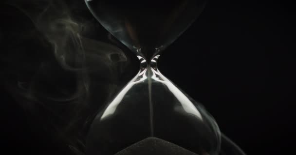 Прекрасний дим навколо пісочного годинника — стокове відео
