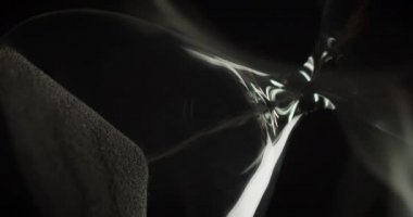 Kum saatinin makro görüntüsü yavaşça dönüyor.