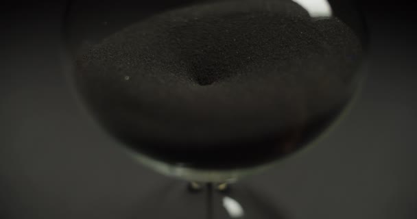 Makroaufnahme des sich bewegenden schwarzen Sandes — Stockvideo