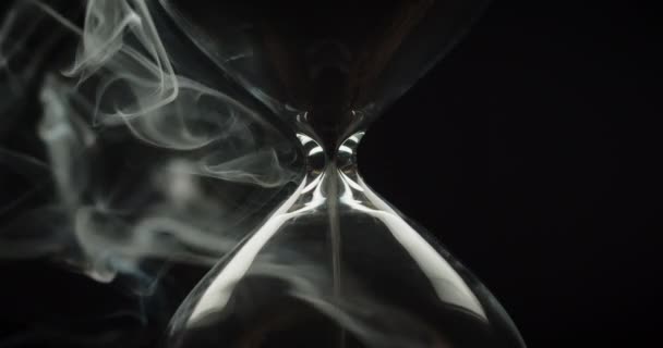 Rauch um die Sanduhr — Stockvideo