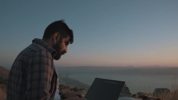 一个在笔记本电脑上工作的男人的近照 — 图库视频影像
