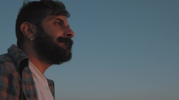 Blízkovýchodní muž hledící na západ slunce — Stock video