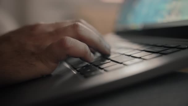 A mans hand typing on a laptop keyboard — Vídeos de Stock