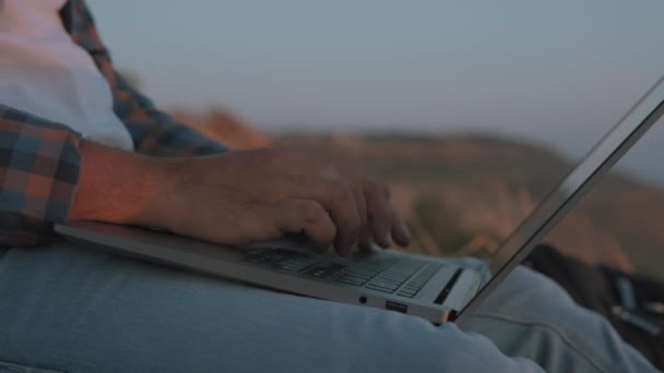 Человек, держащий руку на ноутбуке — стоковое видео