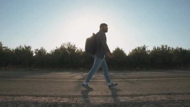 A bearded man walking on the road — Vídeo de Stock