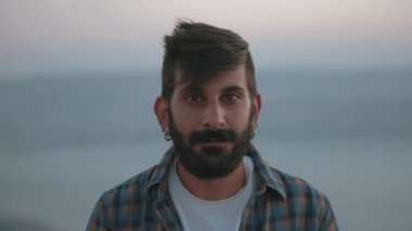 Karışık ırk adamı kameraya bakıyor.