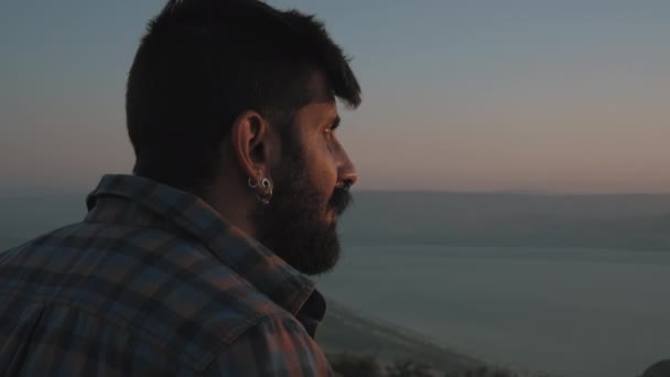 Közel-keleti férfi nézi a naplementét — Stock videók