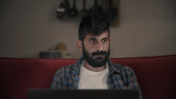 Чоловік закінчив роботу на ноутбуці — стокове відео
