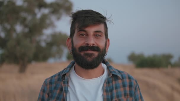Portret szczęśliwego mężczyzny z Bliskiego Wschodu — Wideo stockowe