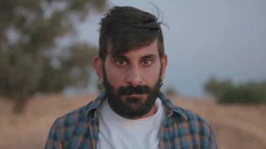 Orta Doğulu ciddi bir adamın portresi.