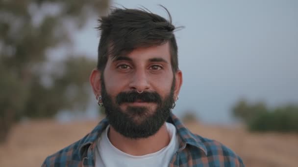 행복 한 중동 남자의 모습 — 비디오