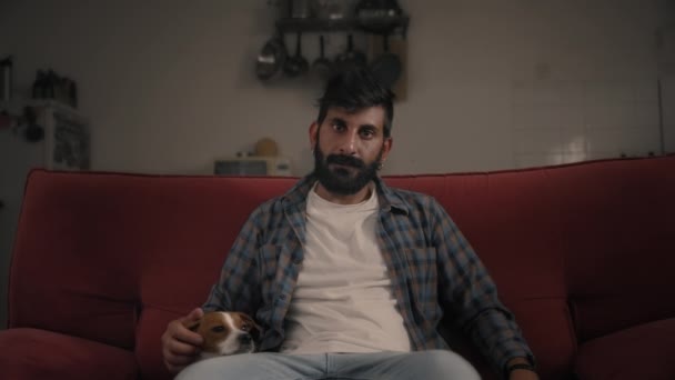 Portret brodatego mężczyzny z psem — Wideo stockowe