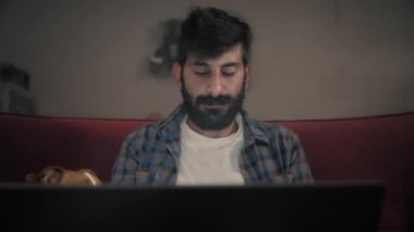 Evden çalışan bir Orta Doğulu.