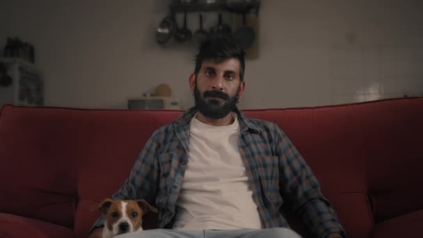 Portret mężczyzny siedzącego na kanapie — Wideo stockowe