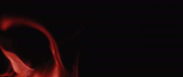 붉은 불꽃 이 어둠 속에서 타오르는 가운데빠르게 바뀌는 빛 — 비디오