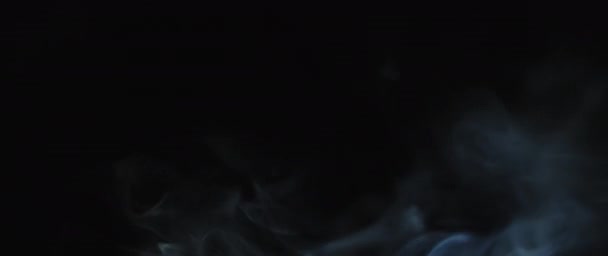 Ağır çekimde dönen beyaz tütsü dumanı — Stok video