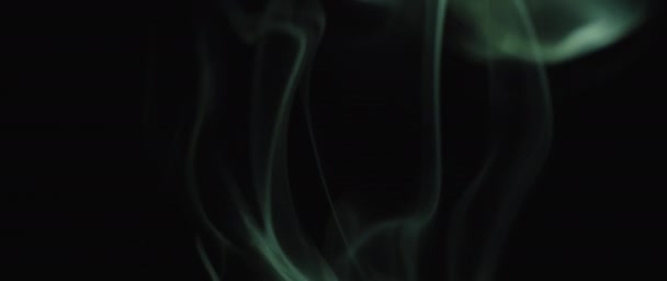 Barevné kadidlo kouř víří na černém pozadí i — Stock video