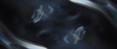 Mavi ve gri tütsü dumanı kıvrılıyor